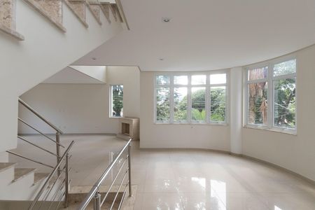 Casa à venda com 500m², 4 quartos e 6 vagas Casa à venda com 500m², 4 quartos e 6 vagasSala