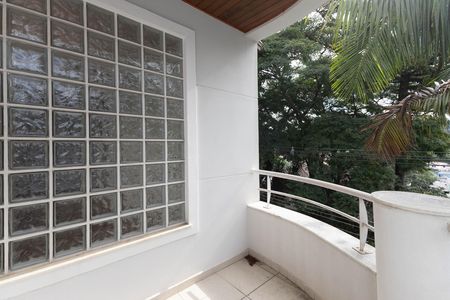 Casa à venda com 500m², 4 quartos e 6 vagas Casa à venda com 500m², 4 quartos e 6 vagasVaranda