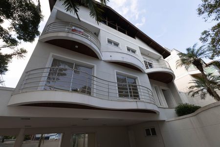 Casa à venda com 500m², 4 quartos e 6 vagas Casa à venda com 500m², 4 quartos e 6 vagasFachada