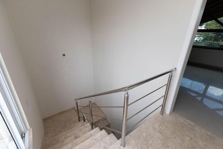Casa à venda com 500m², 4 quartos e 6 vagas Casa à venda com 500m², 4 quartos e 6 vagasHall