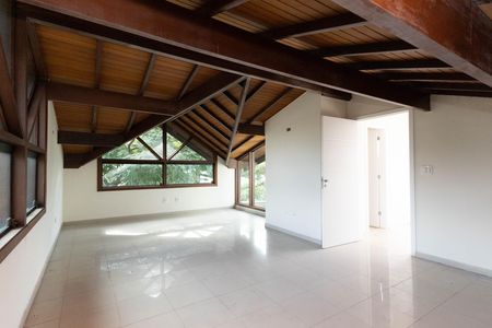 Casa à venda com 500m², 4 quartos e 6 vagas Casa à venda com 500m², 4 quartos e 6 vagasSótão