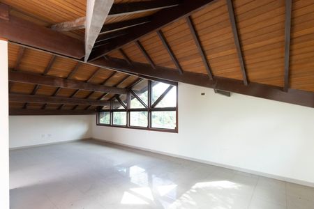 Casa à venda com 500m², 4 quartos e 6 vagas Casa à venda com 500m², 4 quartos e 6 vagasSótão