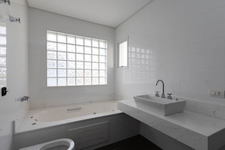 Casa à venda com 500m², 4 quartos e 6 vagas Casa à venda com 500m², 4 quartos e 6 vagasBanheiro da Suíte 1