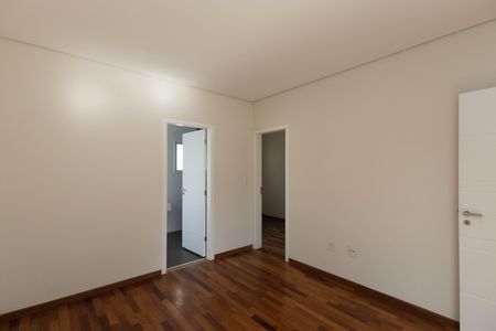 Casa à venda com 500m², 4 quartos e 6 vagas Casa à venda com 500m², 4 quartos e 6 vagasSuíte 1