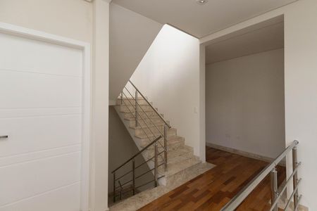 Casa à venda com 500m², 4 quartos e 6 vagas Casa à venda com 500m², 4 quartos e 6 vagasHall