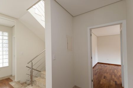 Casa à venda com 500m², 4 quartos e 6 vagas Casa à venda com 500m², 4 quartos e 6 vagasHall