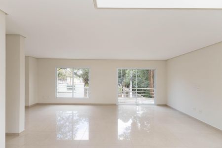 Casa à venda com 500m², 4 quartos e 6 vagas Casa à venda com 500m², 4 quartos e 6 vagasSala