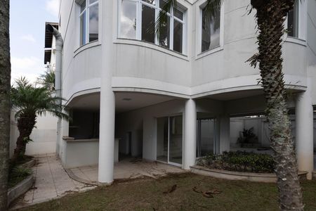 Casa à venda com 500m², 4 quartos e 6 vagas Casa à venda com 500m², 4 quartos e 6 vagasQuintal