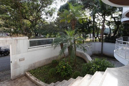 Casa à venda com 500m², 4 quartos e 6 vagas Casa à venda com 500m², 4 quartos e 6 vagasEntrada