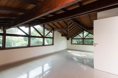 Casa à venda com 500m², 4 quartos e 6 vagas Casa à venda com 500m², 4 quartos e 6 vagasSótão