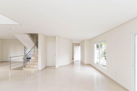 Casa à venda com 500m², 4 quartos e 6 vagas Casa à venda com 500m², 4 quartos e 6 vagasSala