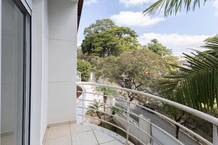 Casa à venda com 500m², 4 quartos e 6 vagas Casa à venda com 500m², 4 quartos e 6 vagasVaranda