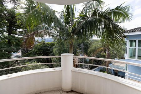 Casa à venda com 500m², 4 quartos e 6 vagas Casa à venda com 500m², 4 quartos e 6 vagasVaranda