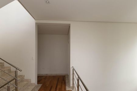 Casa à venda com 500m², 4 quartos e 6 vagas Casa à venda com 500m², 4 quartos e 6 vagasHall