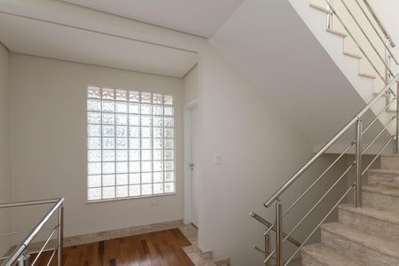 Casa à venda com 500m², 4 quartos e 6 vagas Casa à venda com 500m², 4 quartos e 6 vagasHall