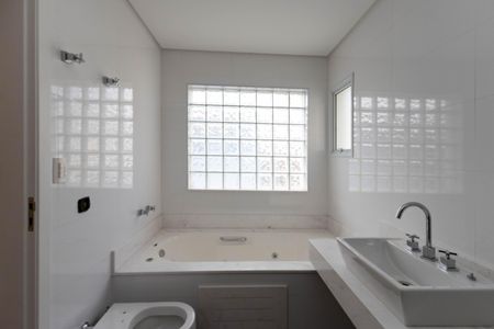 Casa à venda com 500m², 4 quartos e 6 vagas Casa à venda com 500m², 4 quartos e 6 vagasBanheiro da Suíte 1