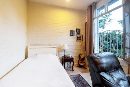 Casa de condomínio à venda com 290m², 4 quartos e 5 vagas Casa de condomínio à venda com 290m², 4 quartos e 5 vagasQuarto