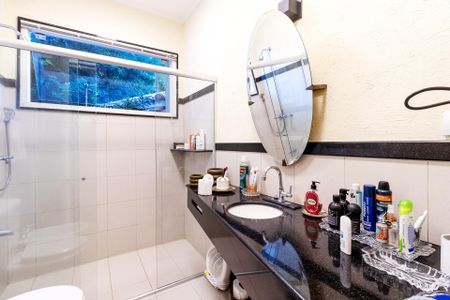Casa de condomínio à venda com 290m², 4 quartos e 5 vagas Casa de condomínio à venda com 290m², 4 quartos e 5 vagasBanheiro