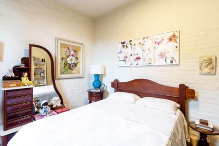 Casa de condomínio à venda com 290m², 4 quartos e 5 vagas Casa de condomínio à venda com 290m², 4 quartos e 5 vagasQuarto