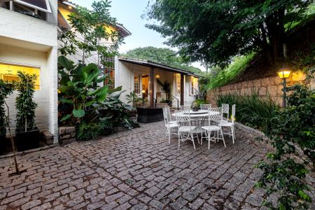 Casa de condomínio à venda com 290m², 4 quartos e 5 vagas Casa de condomínio à venda com 290m², 4 quartos e 5 vagasÁrea externa