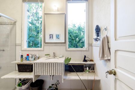 Casa de condomínio à venda com 290m², 4 quartos e 5 vagas Casa de condomínio à venda com 290m², 4 quartos e 5 vagasBanheiro