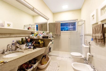 Casa de condomínio à venda com 290m², 4 quartos e 5 vagas Casa de condomínio à venda com 290m², 4 quartos e 5 vagasCloset