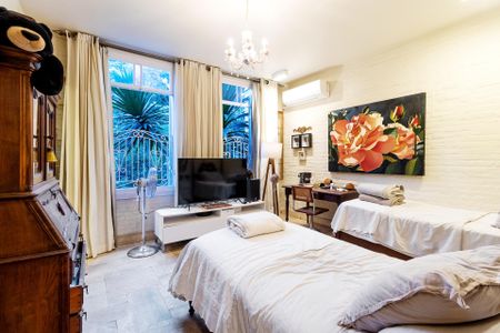 Casa de condomínio à venda com 290m², 4 quartos e 5 vagas Casa de condomínio à venda com 290m², 4 quartos e 5 vagasQuarto