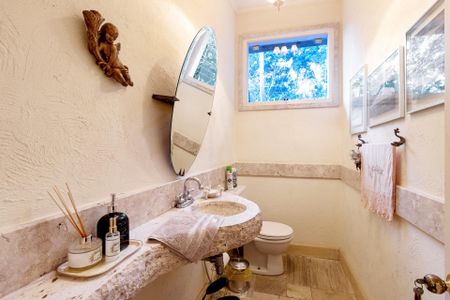 Casa de condomínio à venda com 290m², 4 quartos e 5 vagas Casa de condomínio à venda com 290m², 4 quartos e 5 vagasBanheiro