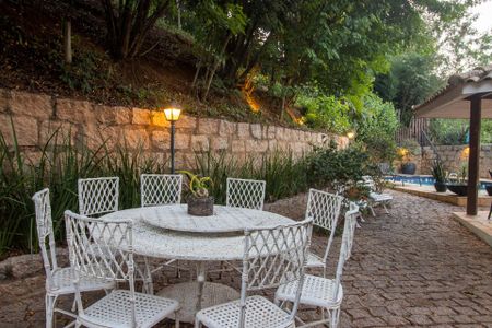 Casa de condomínio à venda com 290m², 4 quartos e 5 vagas Casa de condomínio à venda com 290m², 4 quartos e 5 vagasÁrea externa