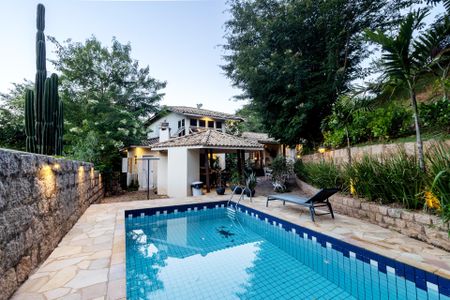 Casa de condomínio à venda com 290m², 4 quartos e 5 vagas Casa de condomínio à venda com 290m², 4 quartos e 5 vagasÁrea externa