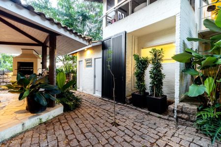 Casa de condomínio à venda com 290m², 4 quartos e 5 vagas Casa de condomínio à venda com 290m², 4 quartos e 5 vagasÁrea externa