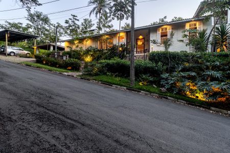 Casa de condomínio à venda com 290m², 4 quartos e 5 vagas Casa de condomínio à venda com 290m², 4 quartos e 5 vagasÁrea externa