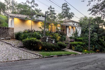 Casa de condomínio à venda com 290m², 4 quartos e 5 vagas Casa de condomínio à venda com 290m², 4 quartos e 5 vagasÁrea externa