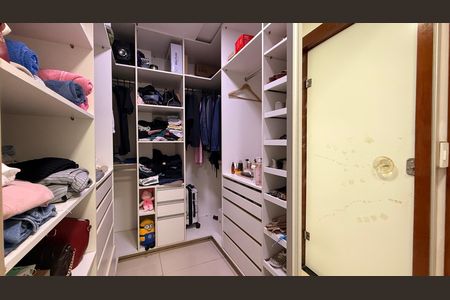 Casa à venda com 530m², 4 quartos e 2 vagasSuite 01 - Closet