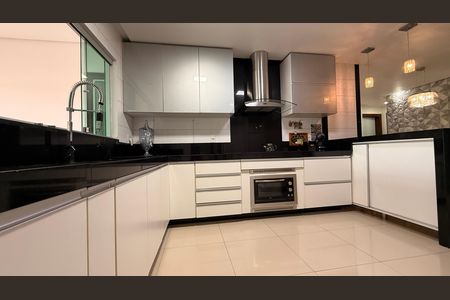 Casa à venda com 530m², 4 quartos e 2 vagasCozinha