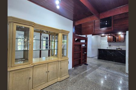 Casa para alugar com 940m², 4 quartos e 5 vagas Casa para alugar com 940m², 4 quartos e 5 vagasSala