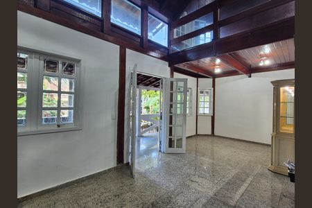 Casa para alugar com 940m², 4 quartos e 5 vagas Casa para alugar com 940m², 4 quartos e 5 vagasSala