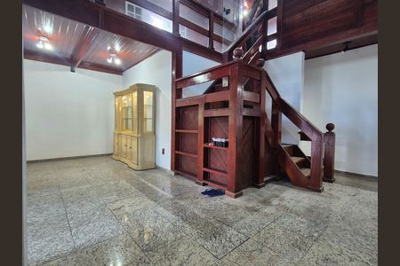Casa para alugar com 940m², 4 quartos e 5 vagas Casa para alugar com 940m², 4 quartos e 5 vagasSala