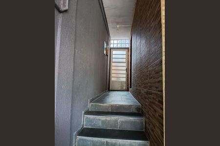 Casa à venda com 157m², 2 quartos e 1 vaga Casa à venda com 157m², 2 quartos e 1 vagaEscada