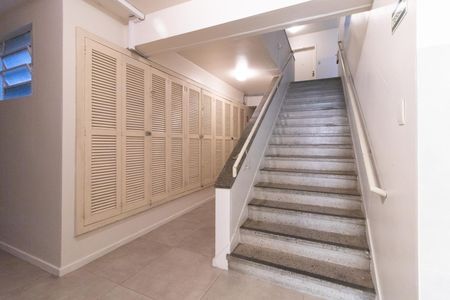 Apartamento para alugar com 24m², 1 quarto e 1 vaga Apartamento para alugar com 24m², 1 quarto e 1 vagaEscada