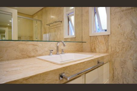 Apartamento à venda com 265m², 3 quartos e 2 vagasBanheiro da Suíte 1