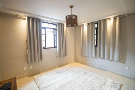 Sala de casa para alugar com 2 quartos, 225m² em Porto Novo, São Gonçalo