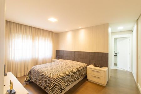 Casa de condomínio à venda com 430m², 6 quartos e 3 vagas Casa de condomínio à venda com 430m², 6 quartos e 3 vagasQuarto 5 Suite 4