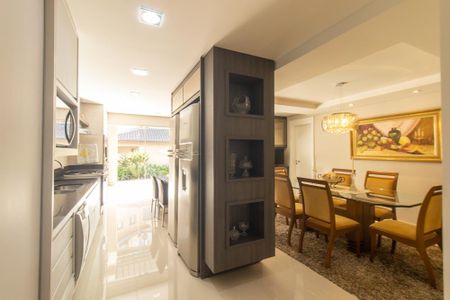Casa de condomínio à venda com 430m², 6 quartos e 3 vagas Casa de condomínio à venda com 430m², 6 quartos e 3 vagasCozinha