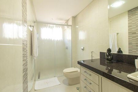 Casa de condomínio à venda com 430m², 6 quartos e 3 vagas Casa de condomínio à venda com 430m², 6 quartos e 3 vagasBanheiro da Suite 4