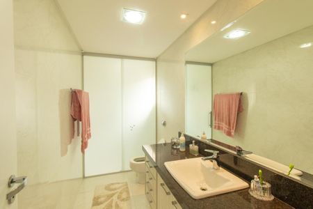 Casa de condomínio à venda com 430m², 6 quartos e 3 vagas Casa de condomínio à venda com 430m², 6 quartos e 3 vagasBanheiro da Suite 3