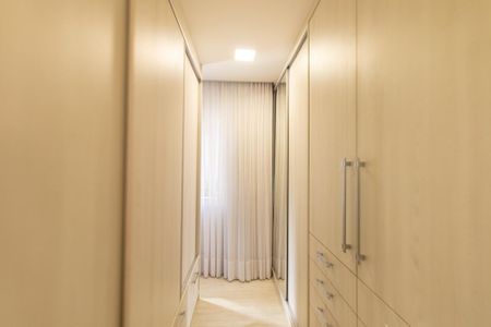 Casa de condomínio à venda com 430m², 6 quartos e 3 vagas Casa de condomínio à venda com 430m², 6 quartos e 3 vagasCloset da suíte 5