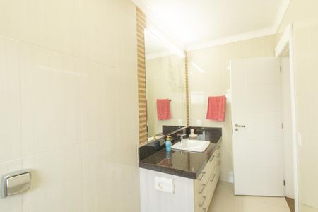 Casa de condomínio à venda com 430m², 6 quartos e 3 vagas Casa de condomínio à venda com 430m², 6 quartos e 3 vagasBanheiro da SUite 1