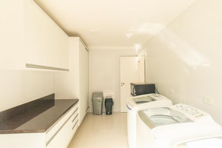 Casa de condomínio à venda com 430m², 6 quartos e 3 vagas Casa de condomínio à venda com 430m², 6 quartos e 3 vagasÁrea de Serviço
