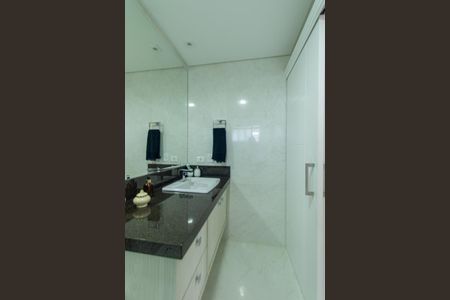 Casa de condomínio à venda com 430m², 6 quartos e 3 vagas Casa de condomínio à venda com 430m², 6 quartos e 3 vagasBanheiro da Suíte 5